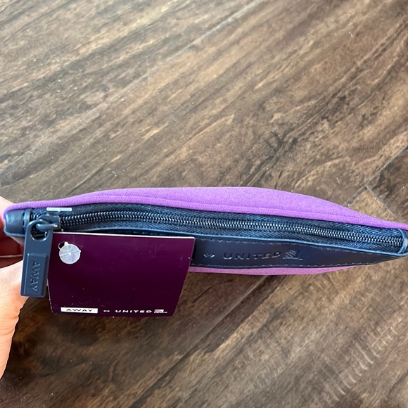 United Airlines x Away Travel Amenity Kit Purple Zip Pouch Travel Bag Neoprene - Picture 4 of 10